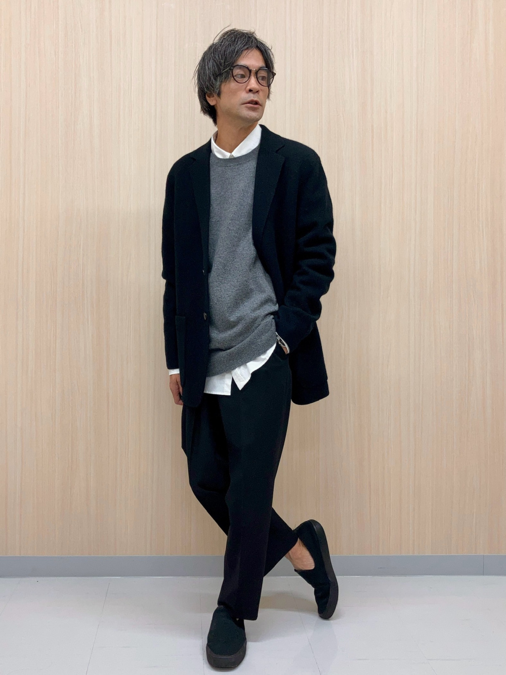 クルーネックフルジップカーディガン、ニットジャケット」の着用