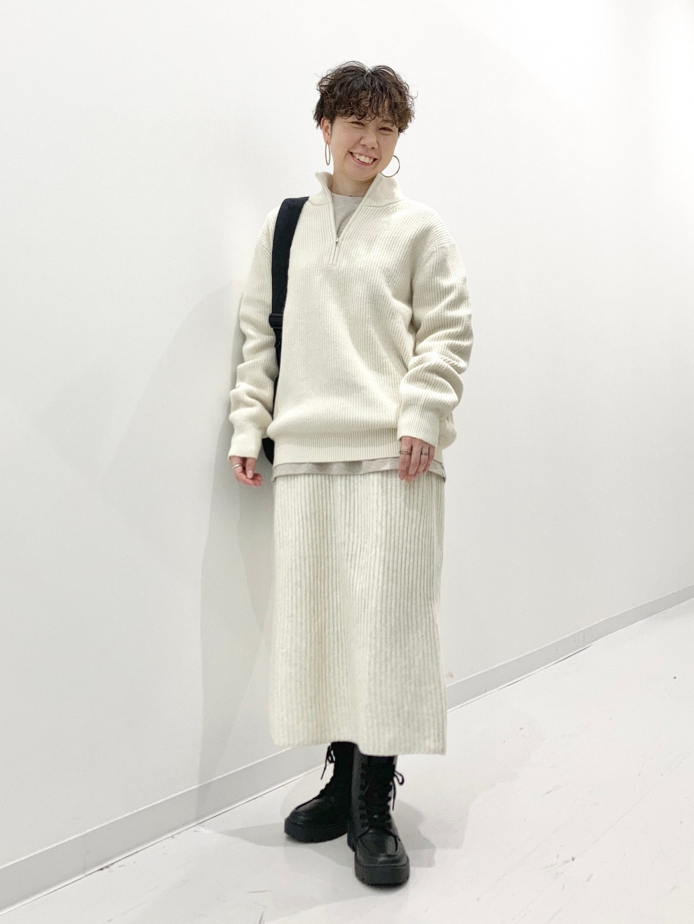 カシミヤリラックスVネックセータースカーフつき、キュロット」の着用