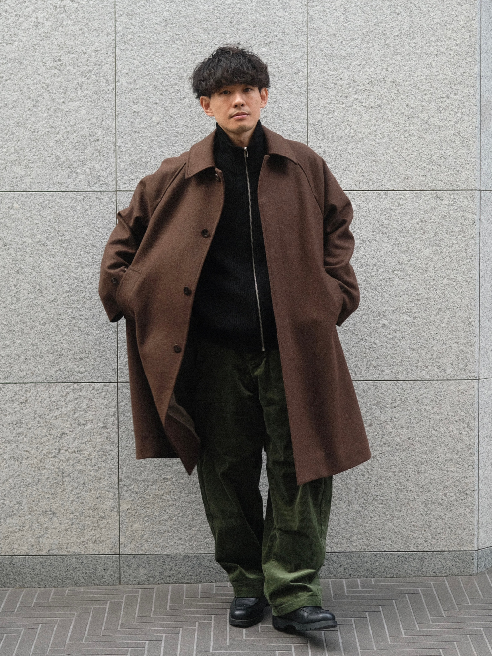 ワッフルヘンリーネックTシャツ、ダブルジャケット」の着用