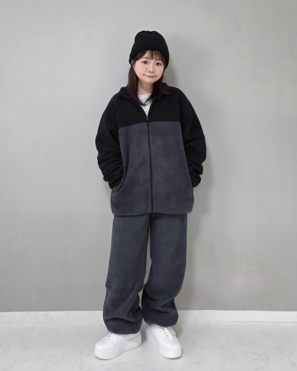 フリースオーバーサイズカーディガン、フリースワイドパンツ」の着用