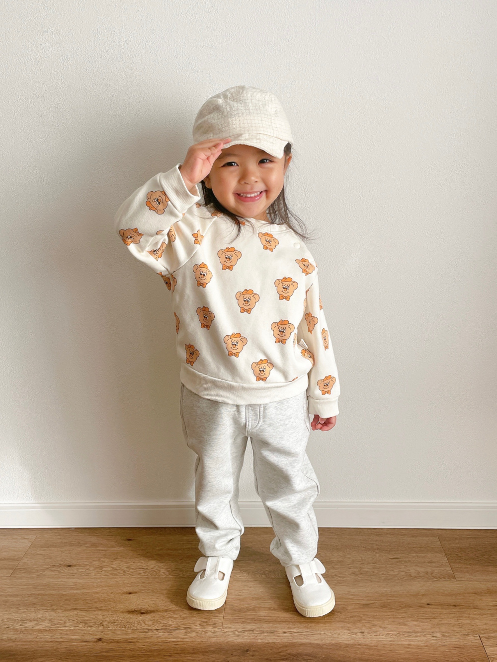 ドライスウェットパンツ、ソフトタッチクルーネックTシャツ」の着用