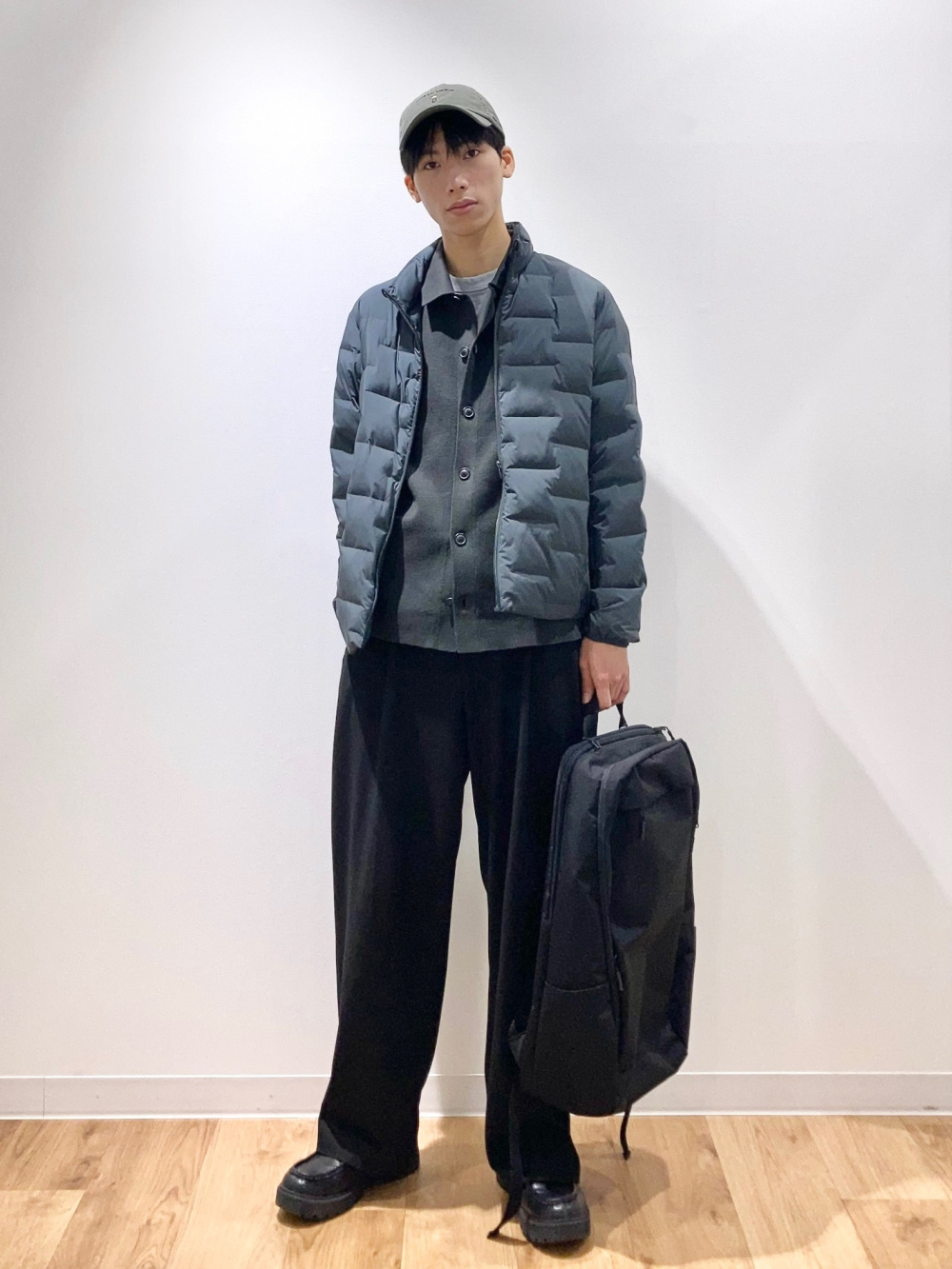 クルーネックTシャツ、ニットフルジップジャケット」の着用