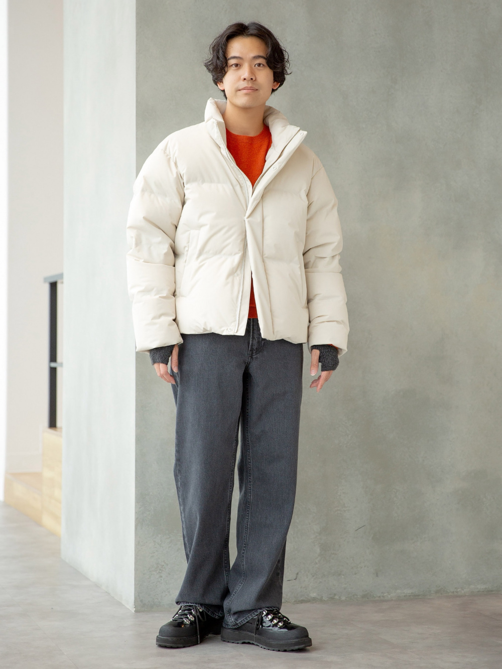 シームレスダウンジャケット、カシミヤクルーネックセーター」の着用