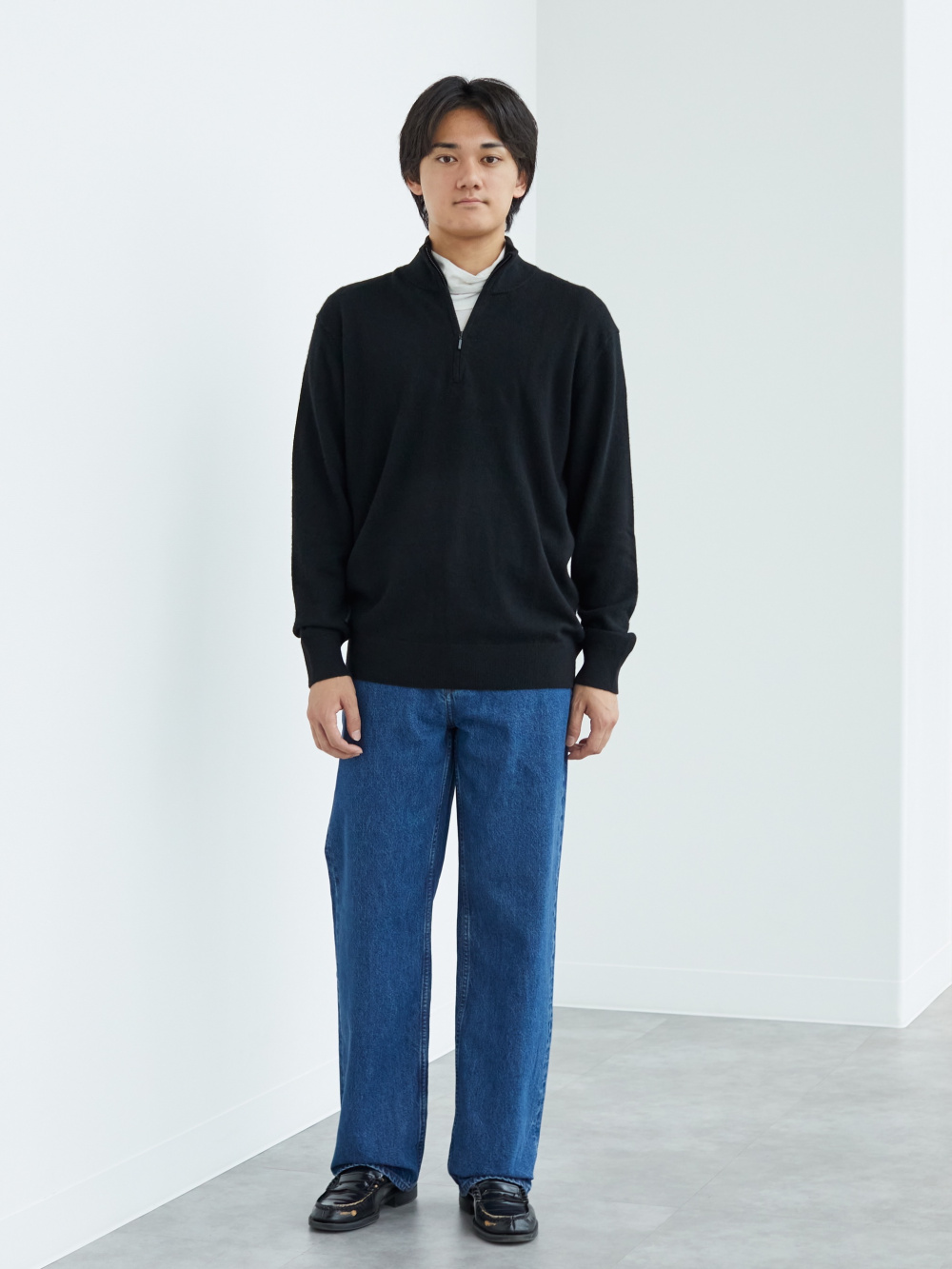 カシミヤハーフジップセーター、コットンチノパンツ」の着用 