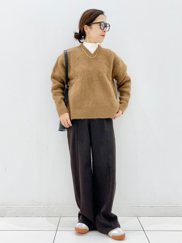 ドライスウェットカーブパンツ、フラッフィVネックセーターの