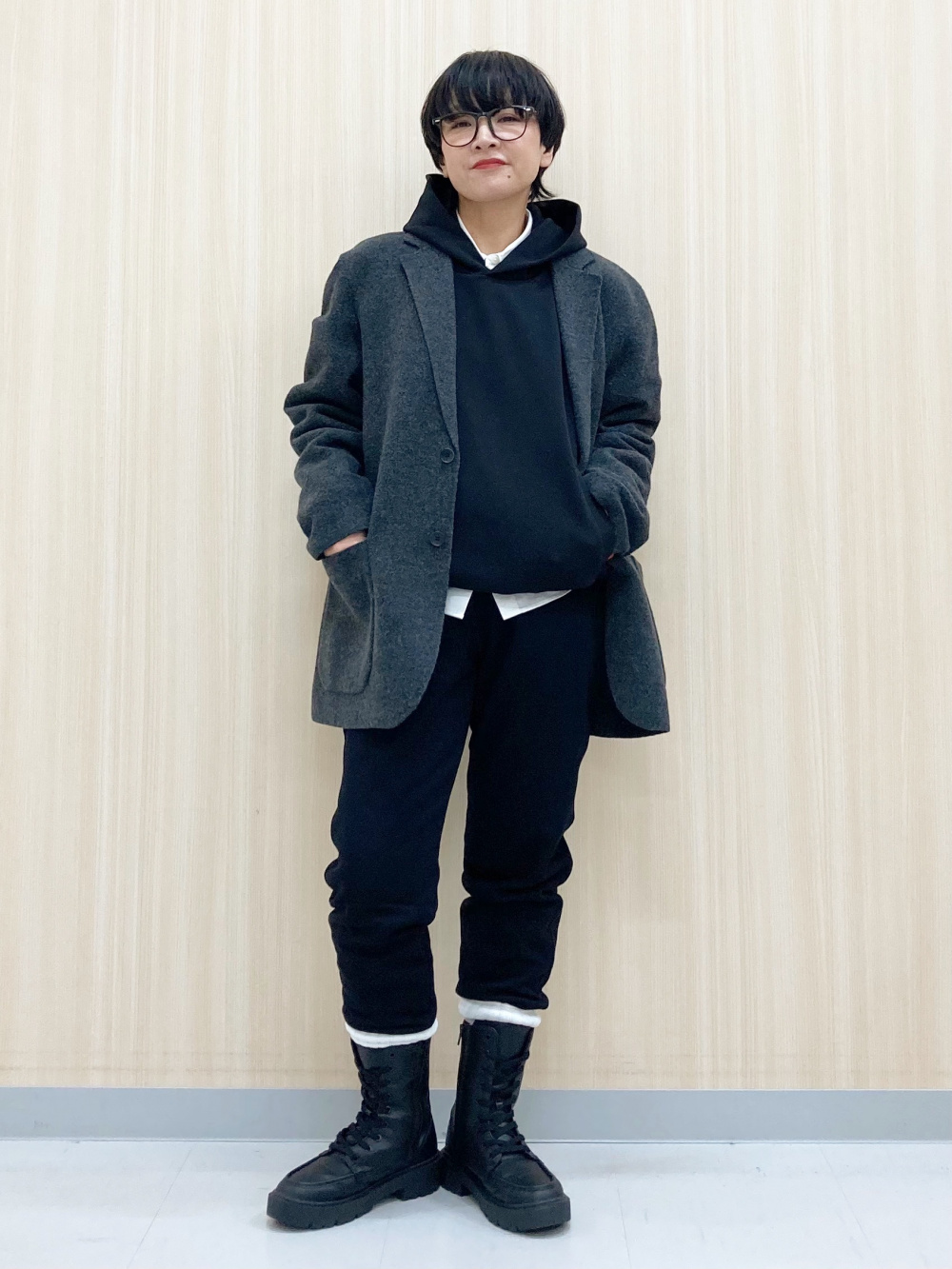 カシミヤクルーネックショートベスト、ニットジャケット」の着用