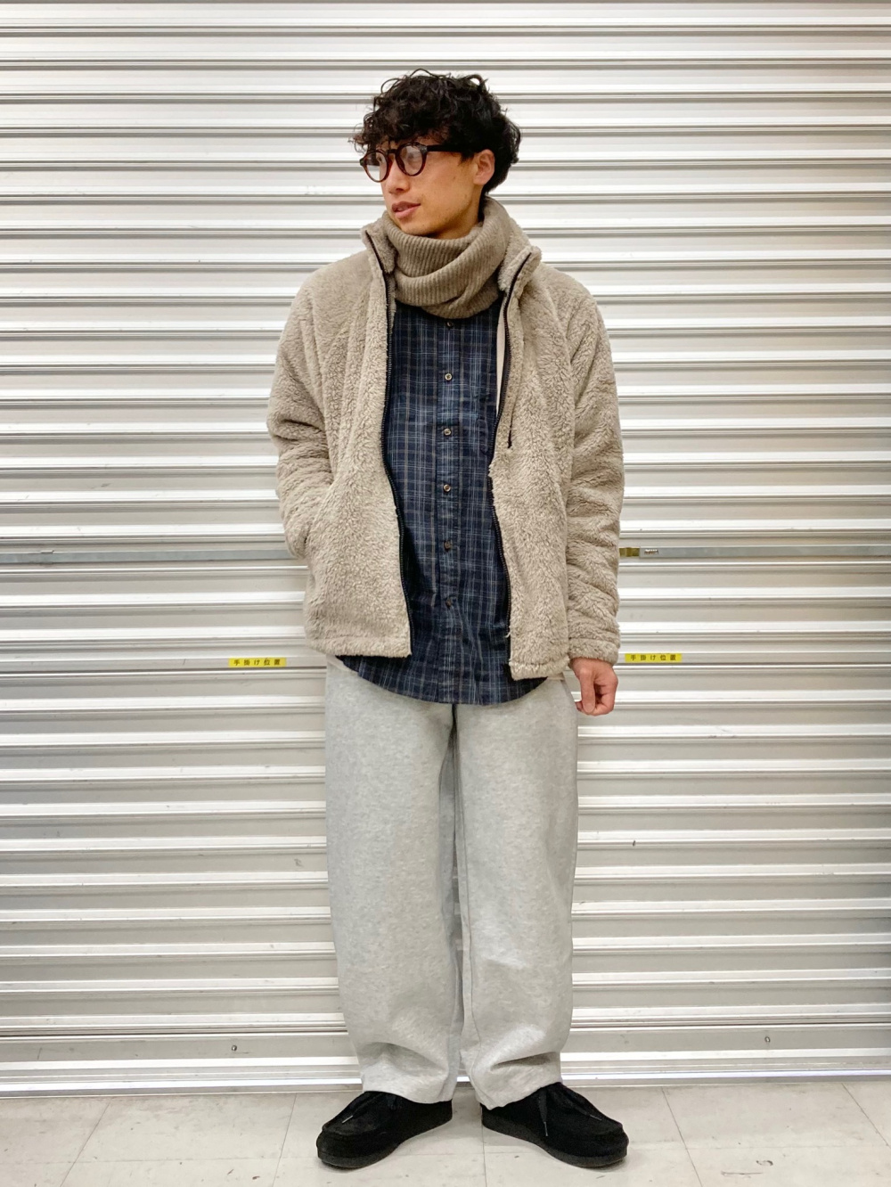 ソフトニットフリースクルーネックT、フリースジャケット」の着用