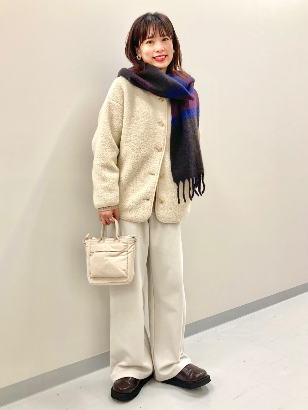 ウォッシャブルニットケーブルパンツ、デニムフリルシャツ」の着用