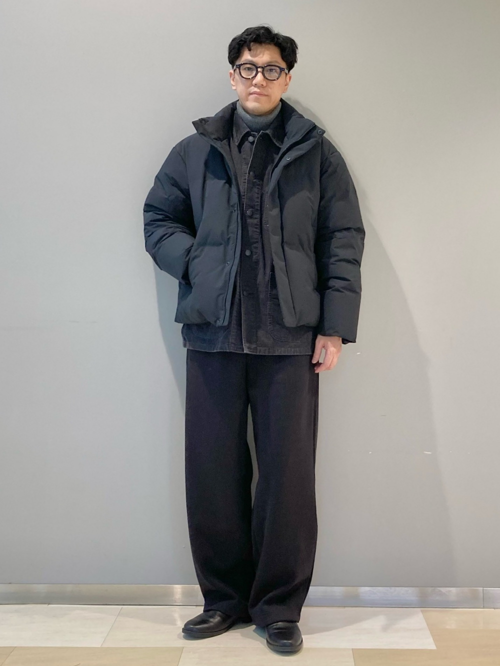 ウールブレンドジャケット、カシミヤタートルネックセーター」の着用