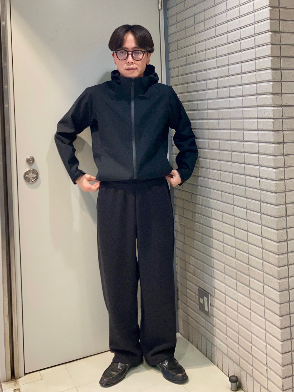 スウェットワイドパンツ、ブロックテックパーカ/3Dカット」の着用