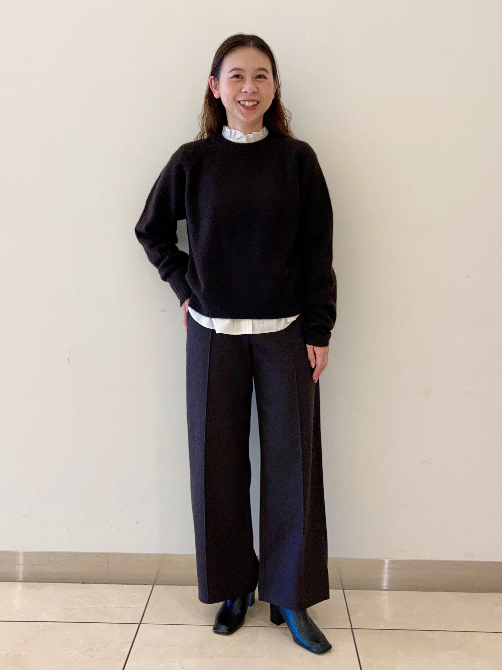 ダブルフェイスジャケット、コットンブレンドフリルシャツ」の着用