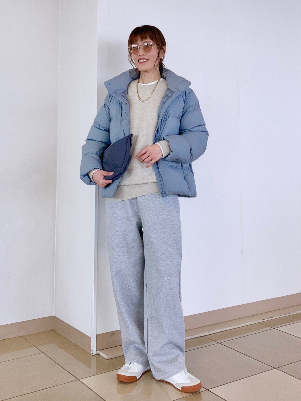 パウダーソフトダウンジャケット、クルーネックベスト」の着用