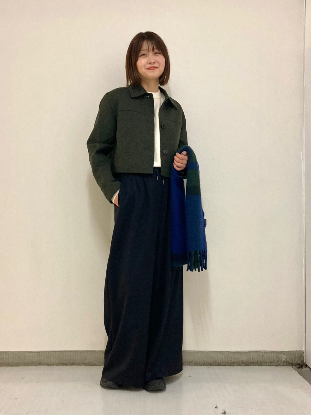 デニムフリルシャツ、ウールワイドパンツ」の着用コーディネート