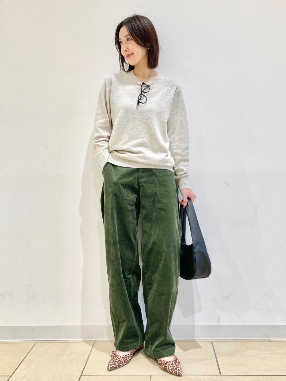 カシミヤクルーネックセーター、コーデュロイカーブパンツ」の着用