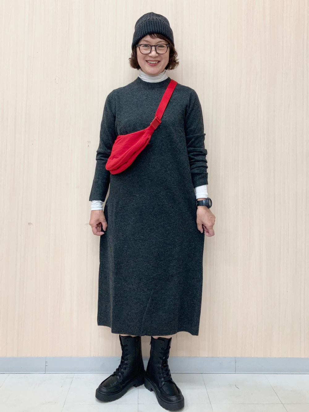 カシミヤリラックスVネックセータースカーフつき、キュロット」の着用