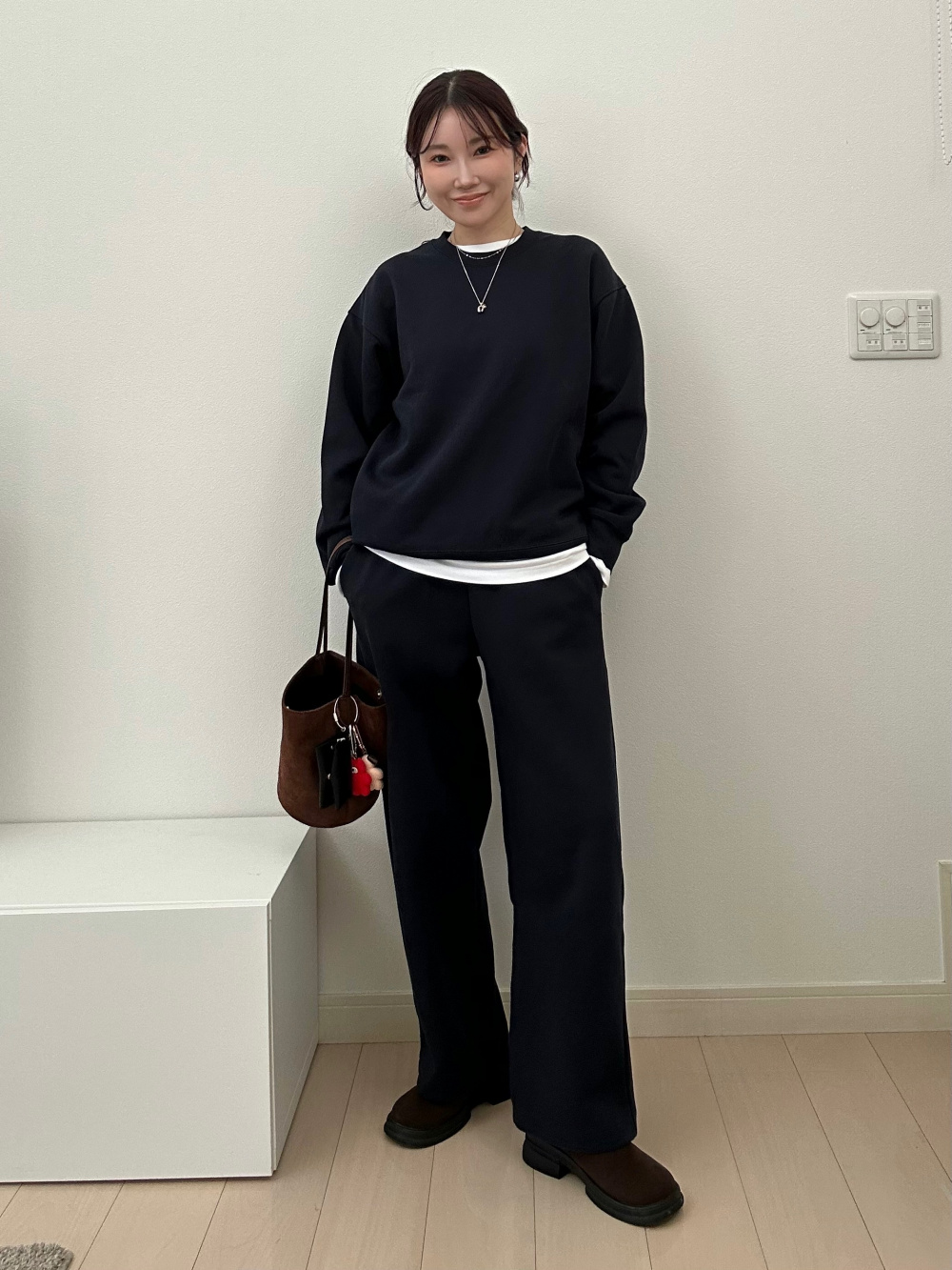 スウェットワイドパンツ、スウェットオーバーサイズプルパーカ」の着用