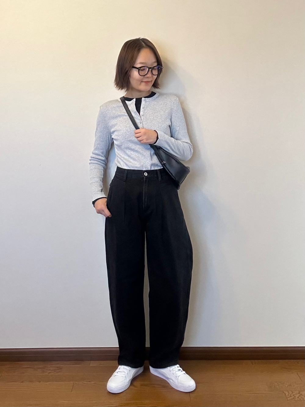 ソフトローンギャザーブラウス、デニムタックパンツ」の着用