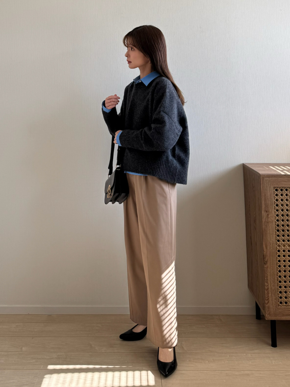 ケーブルクルーネックカーディガン、タックワイドパンツ」の着用