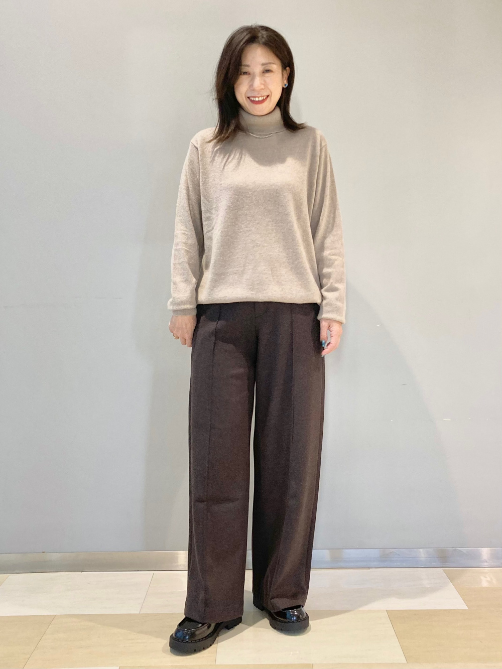 カシミヤタートルネックセーター、ヒートテックマフラー」の着用