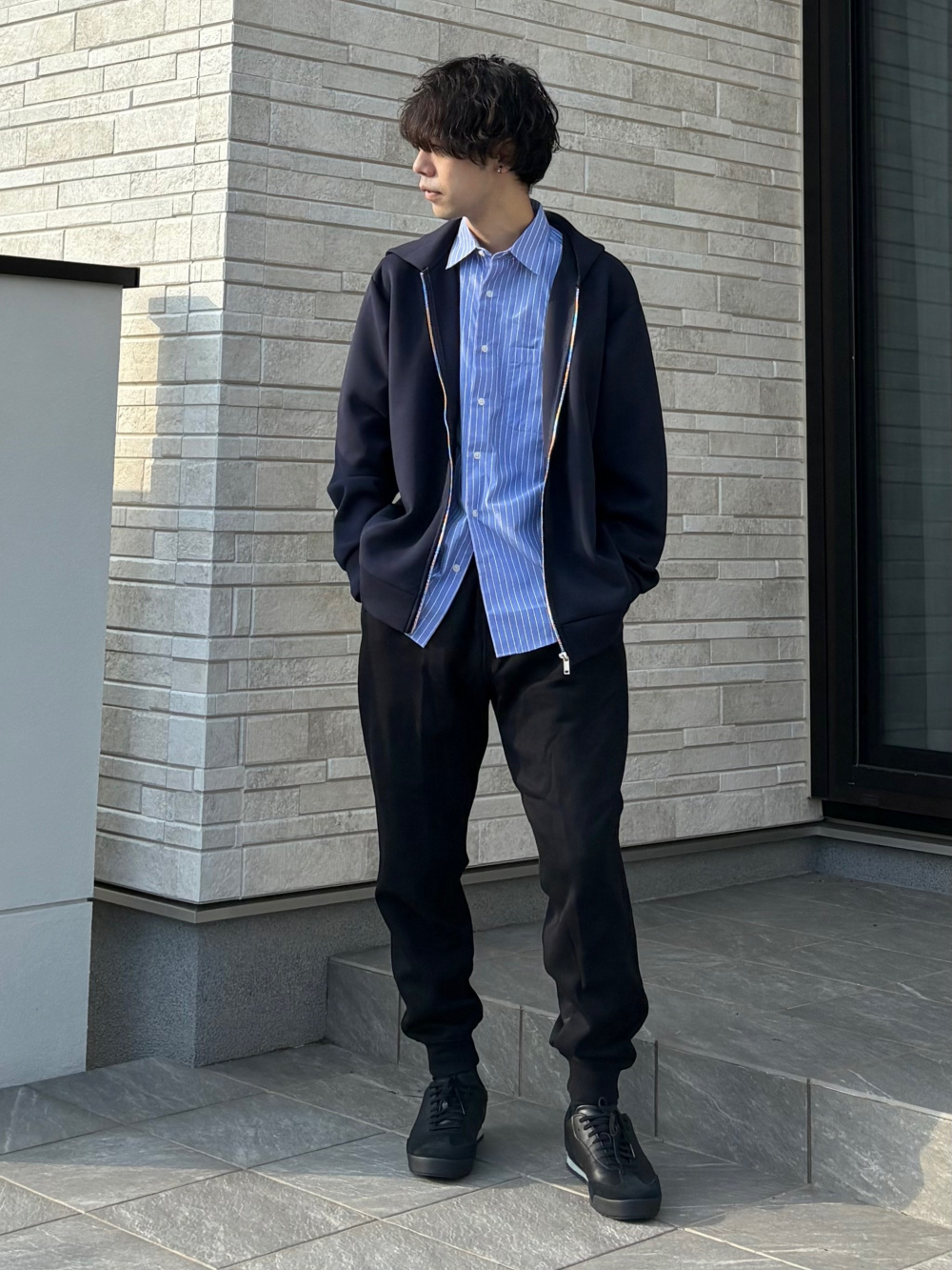 ローゲージハイネックセーター、ニットフルジップジャケット」の着用