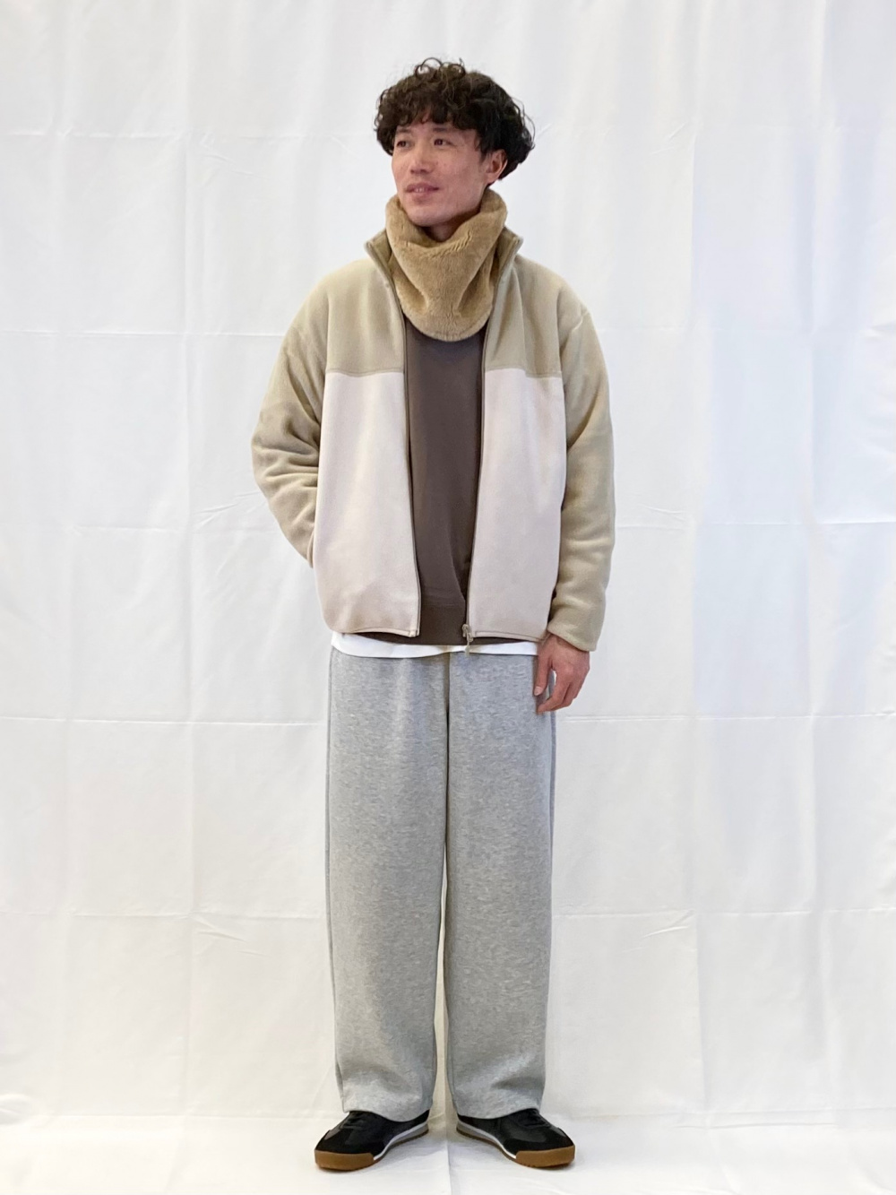 ソフトニットフリースモックネックT、フリースジャケット」の着用