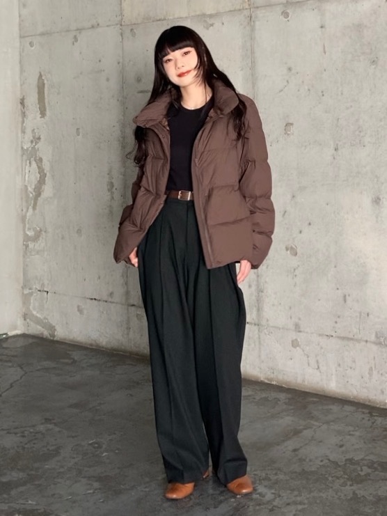 パウダーソフトダウンジャケット、クルーネックベスト」の着用