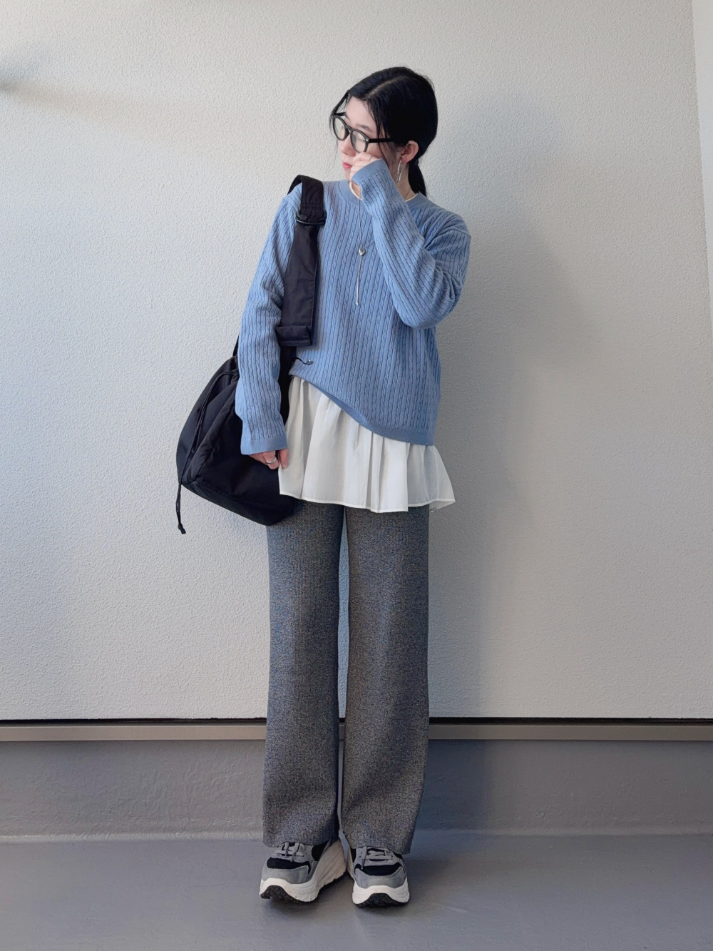 カシミヤリラックスVネックセータースカーフつき、キュロット」の着用