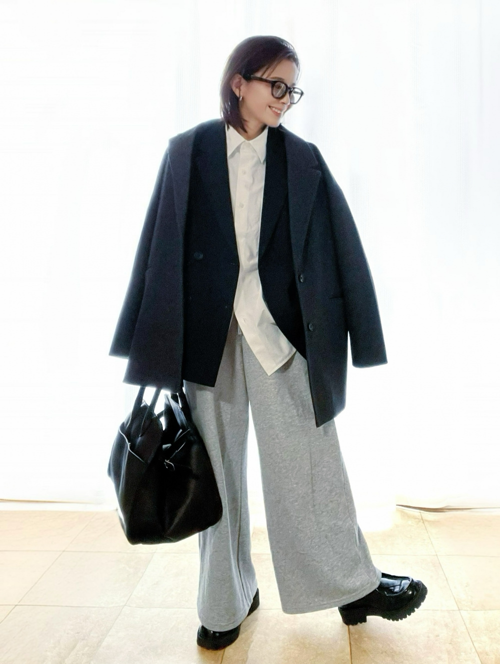 ツイードテーラードジャケット、ブロードオーバーサイズシャツ」の着用