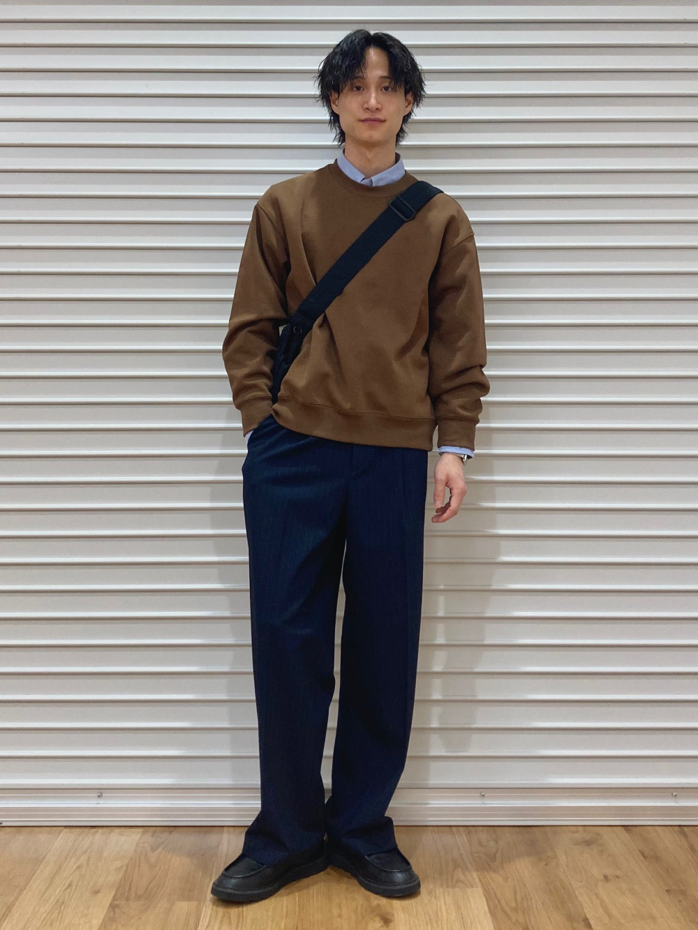 オックスフォードシャツ、カシミヤハーフジップセーター」の着用