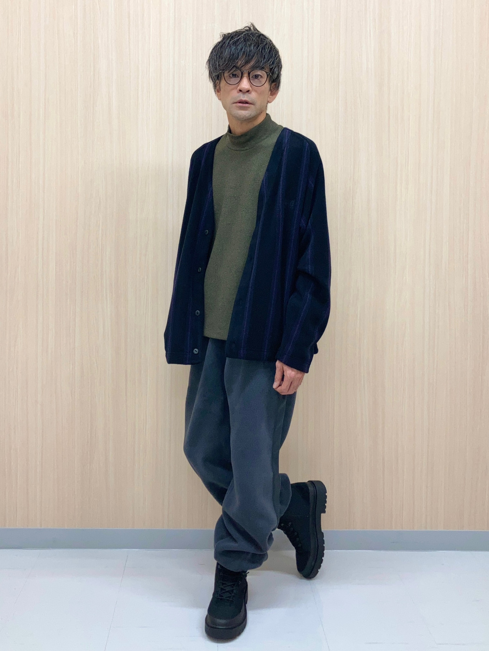 ソフトニットフリースクルーネックT、フリースジャケット」の着用