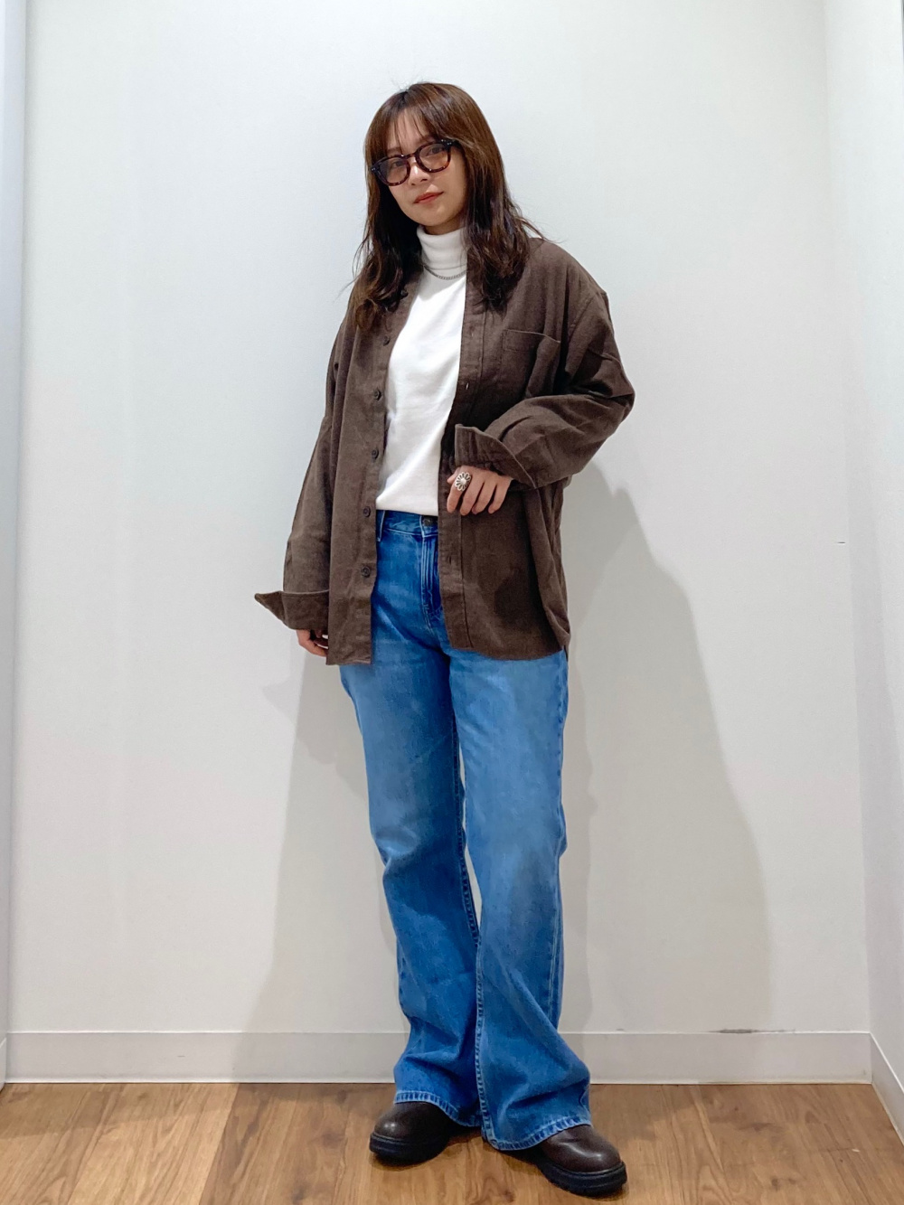 スウェットパンツ、ヒートテックフリースタートルネックT」の着用