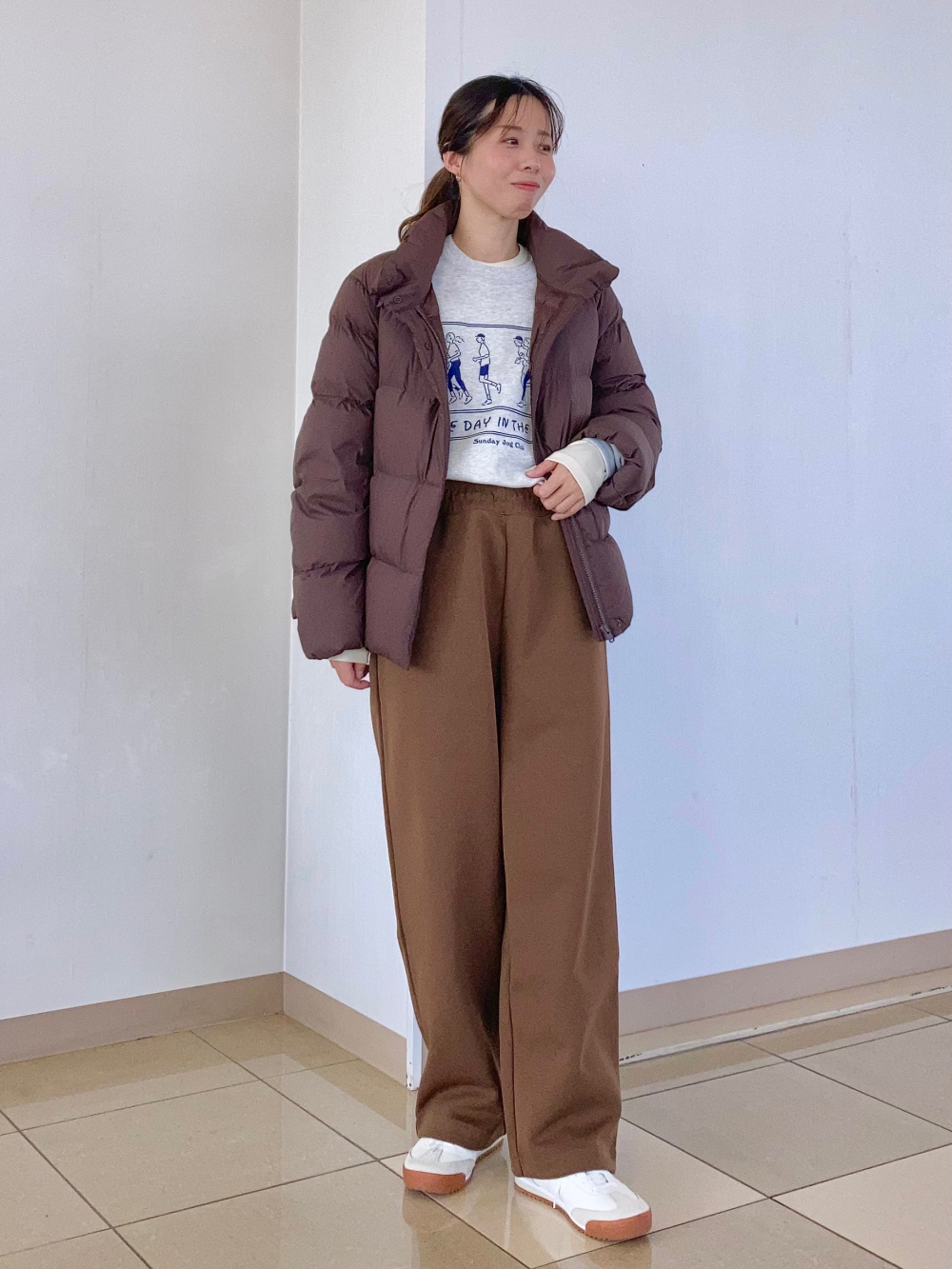 パウダーソフトダウンジャケット、クルーネックベスト」の着用