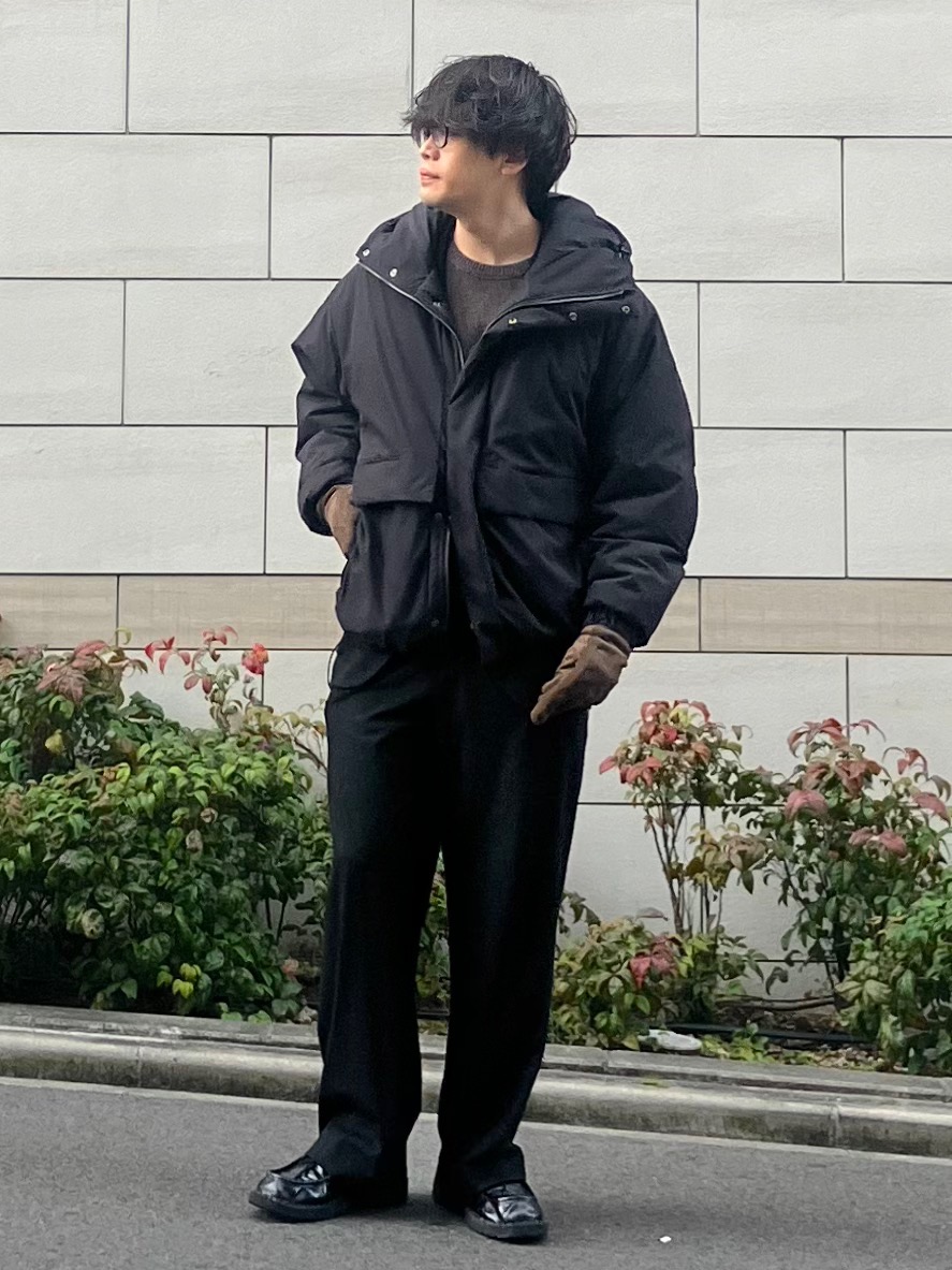 ブラッシュドモックネックTシャツ、ラムニットジャケット」の着用