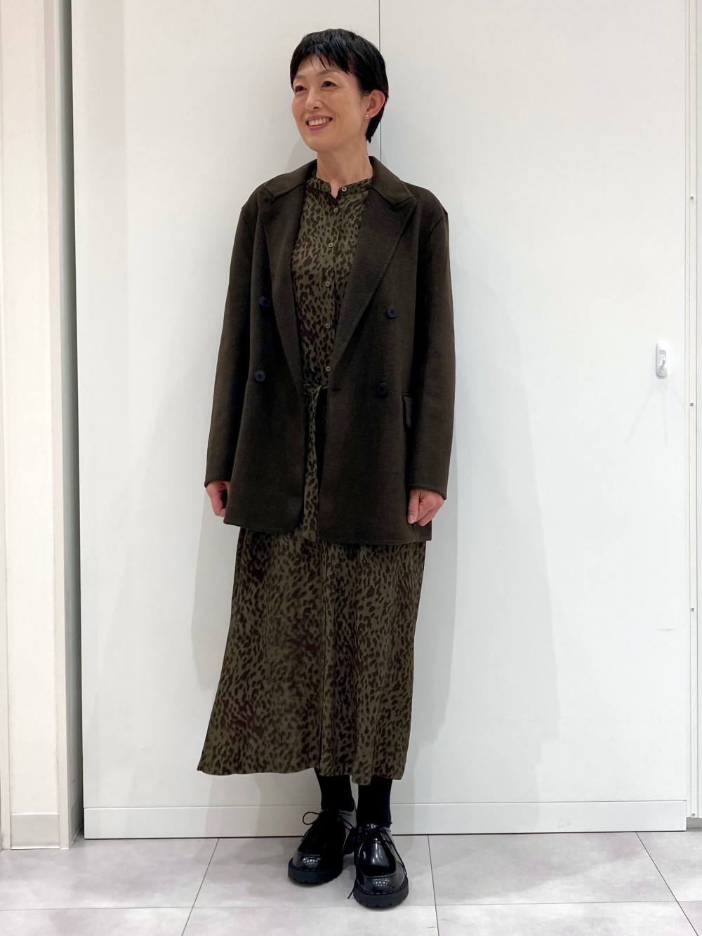 ダブルフェイスジャケット、コットンブレンドフリルシャツ」の着用