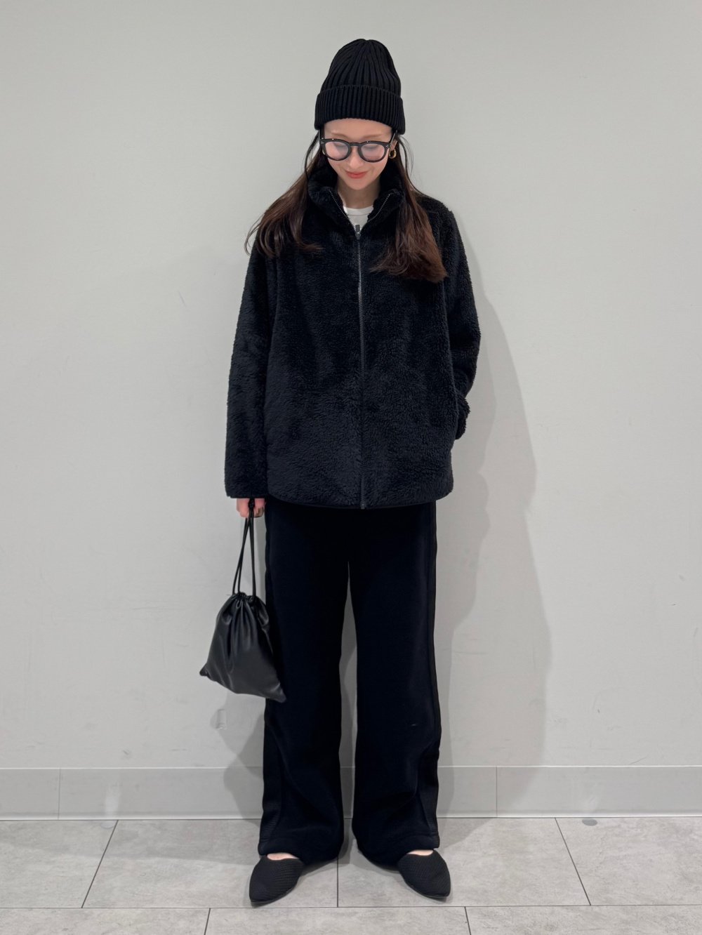 フリースオーバーサイズカーディガン、フリースワイドパンツ」の着用