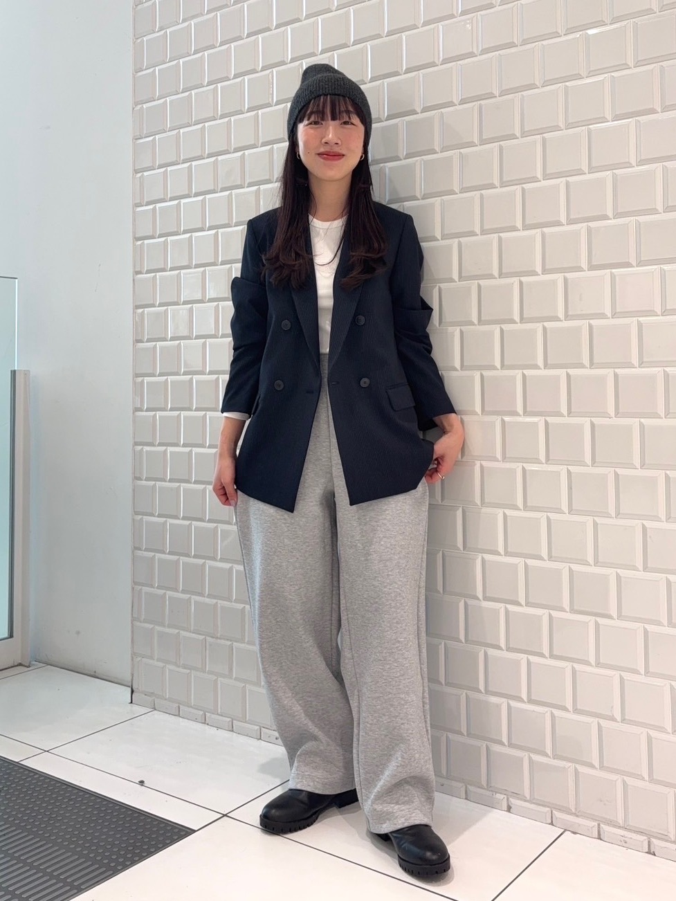 スウェットワイドパンツ、ケーブルクルーネックカーディガン」の着用