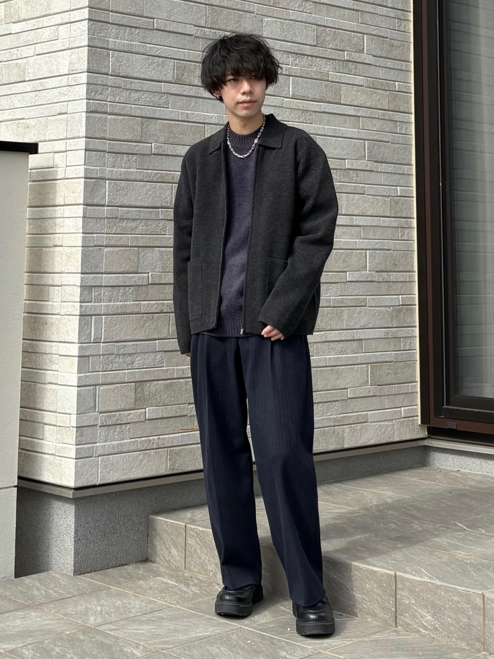 ニットフルジップジャケット、ブロードオーバーサイズシャツ」の着用