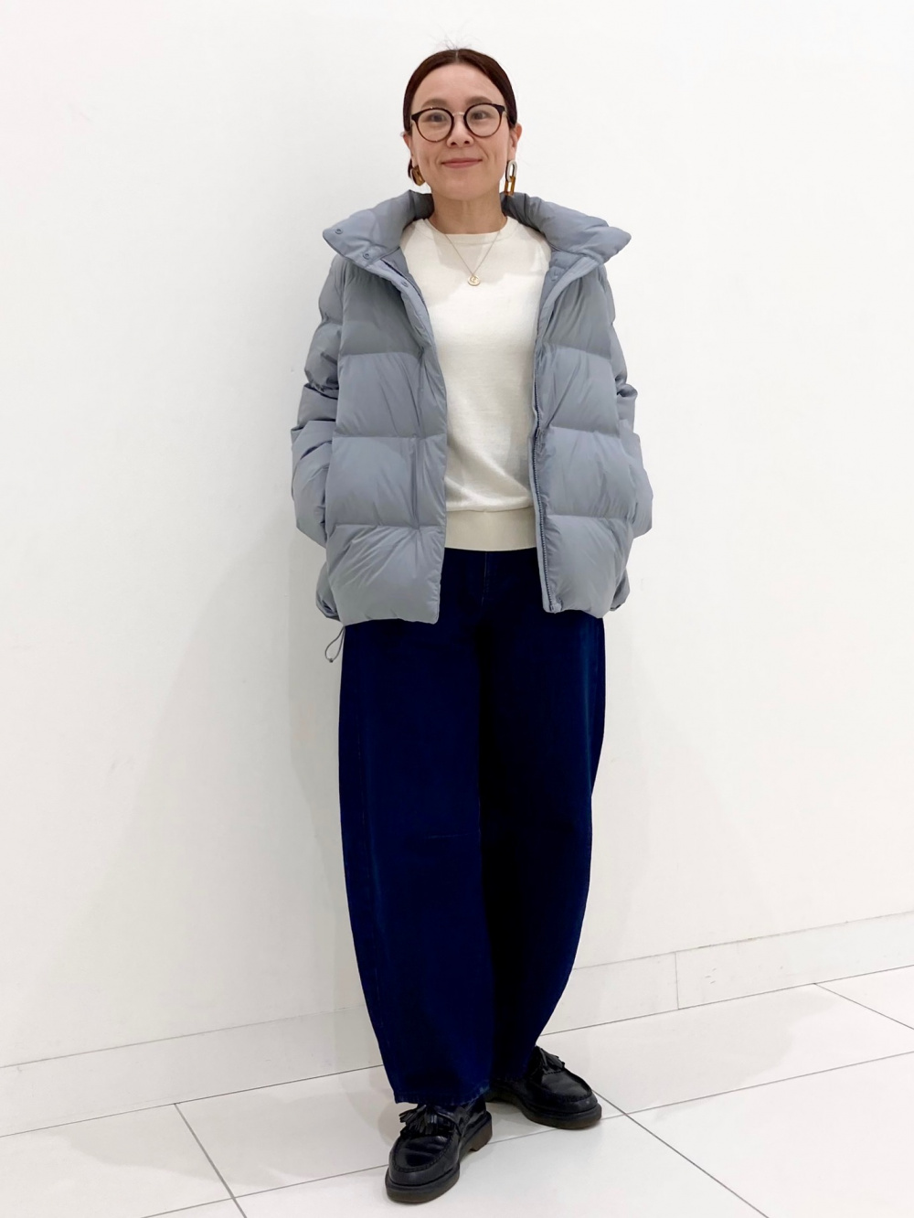 パウダーソフトダウンジャケット、クルーネックベスト」の着用