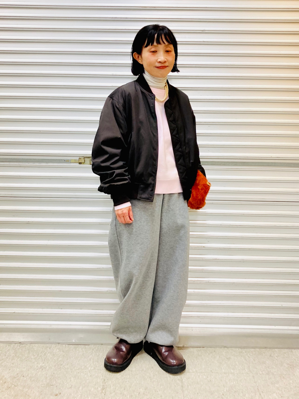 スウェットワイドパンツ、メリノクルーネックカーディガン」の着用