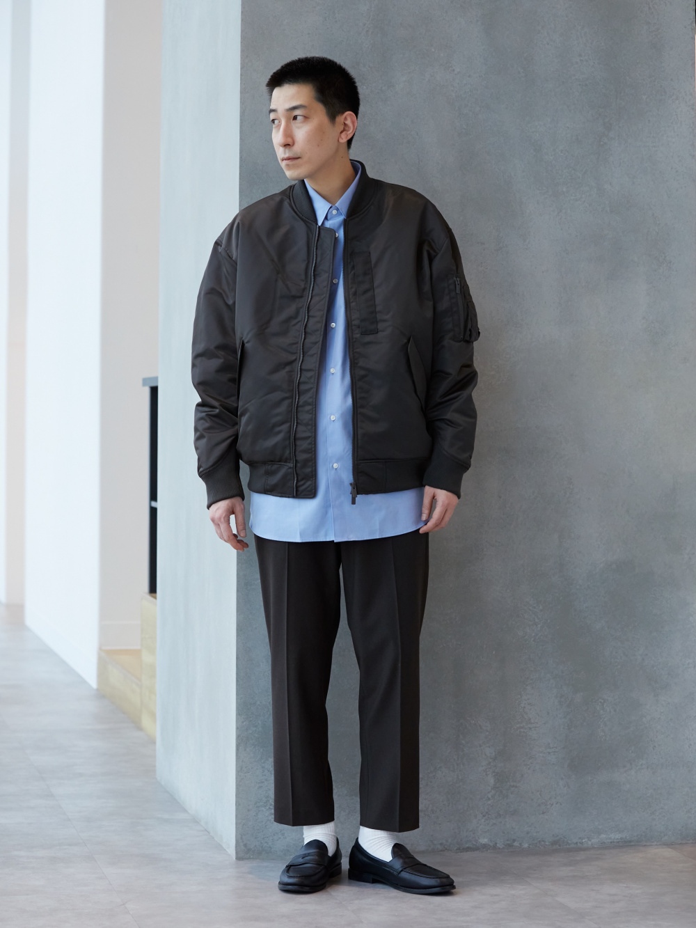 感動ジャケット/ライト、スマートアンクルパンツ」の着用