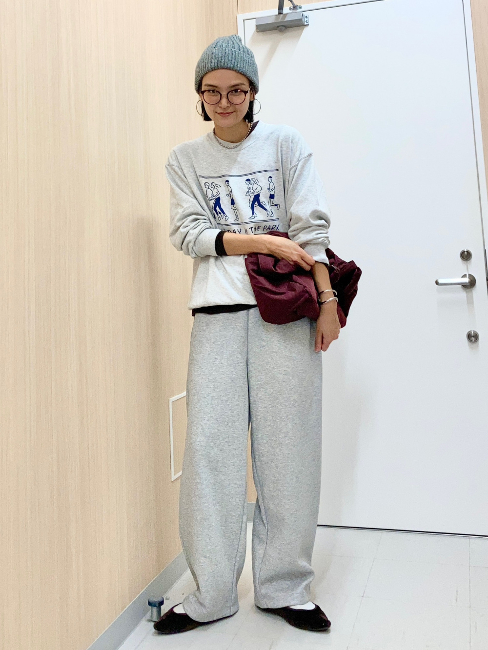 カシミヤリラックスVネックセータースカーフつき、キュロット」の着用