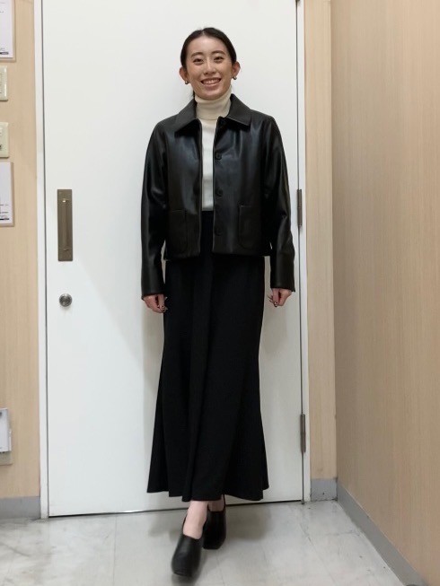 コーティングショートジャケット、スマートフレアパンツ/丈短め」の