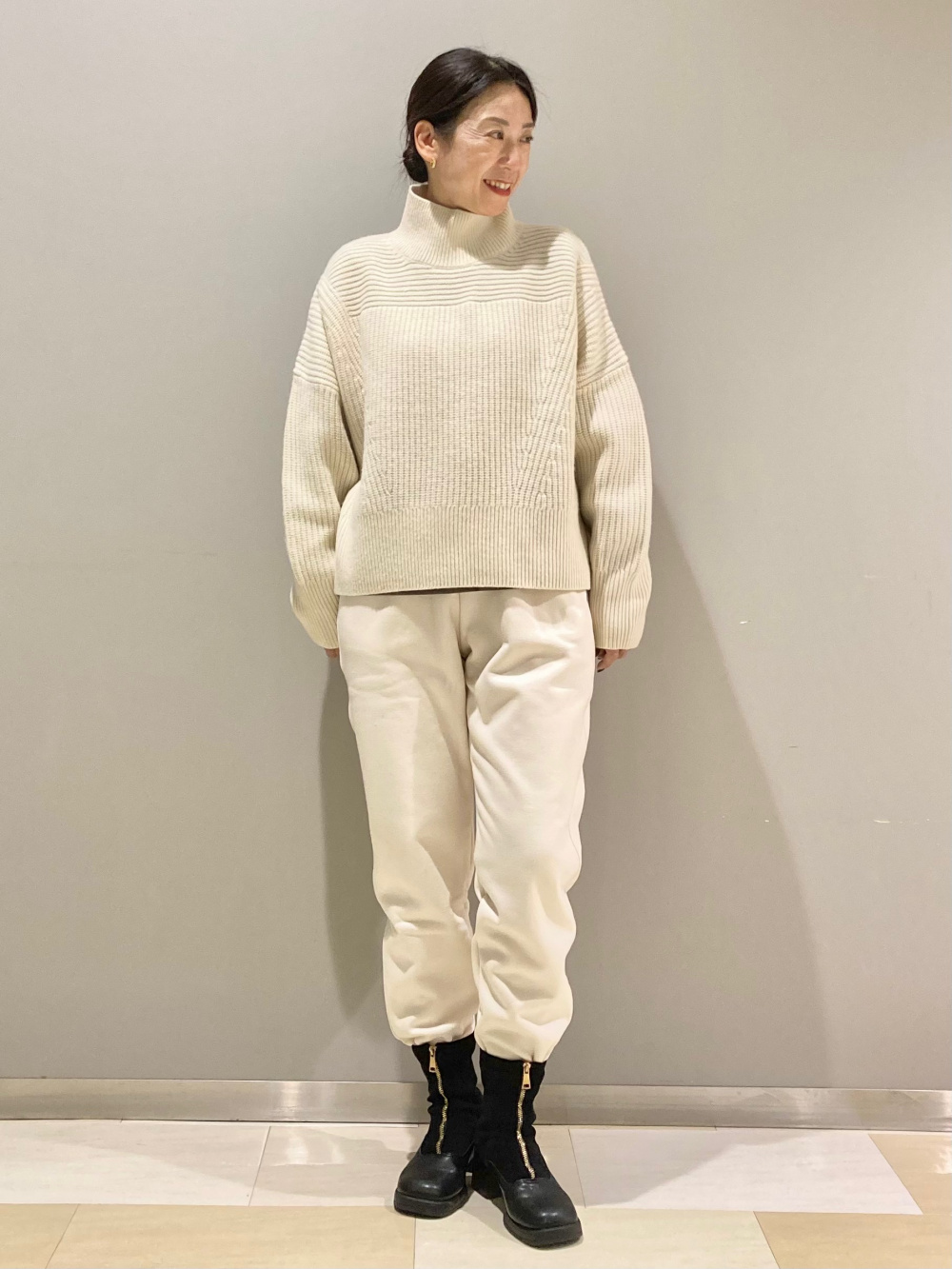 ラムハイネックセーター、スラウチジーンズ」の着用コーディネート