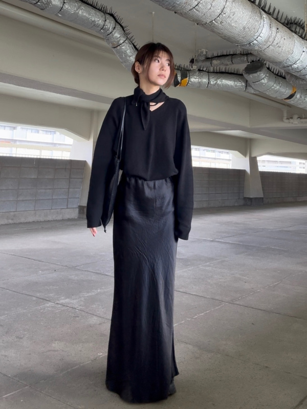 カシミヤリラックスVネックセータースカーフつき（レディース）の着用