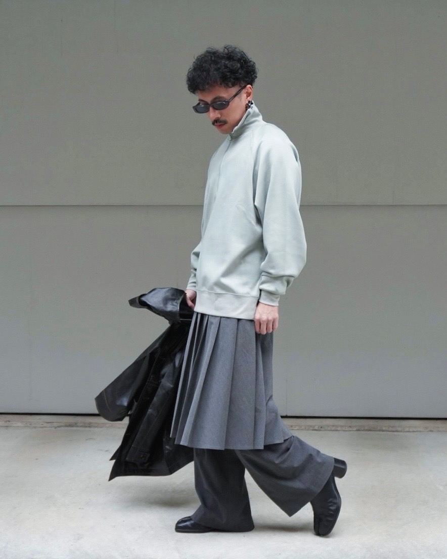 タックワイドストレートパンツ、ワイドプリーツミディスカート」の着用