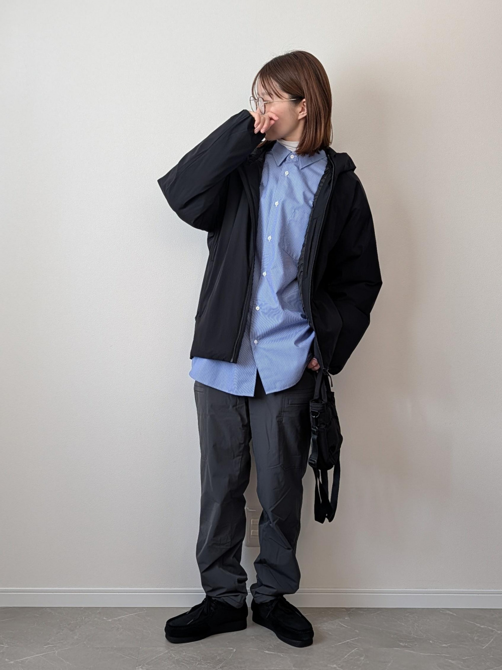 ウォッシャブルニットケーブルパンツ、デニムフリルシャツ」の着用