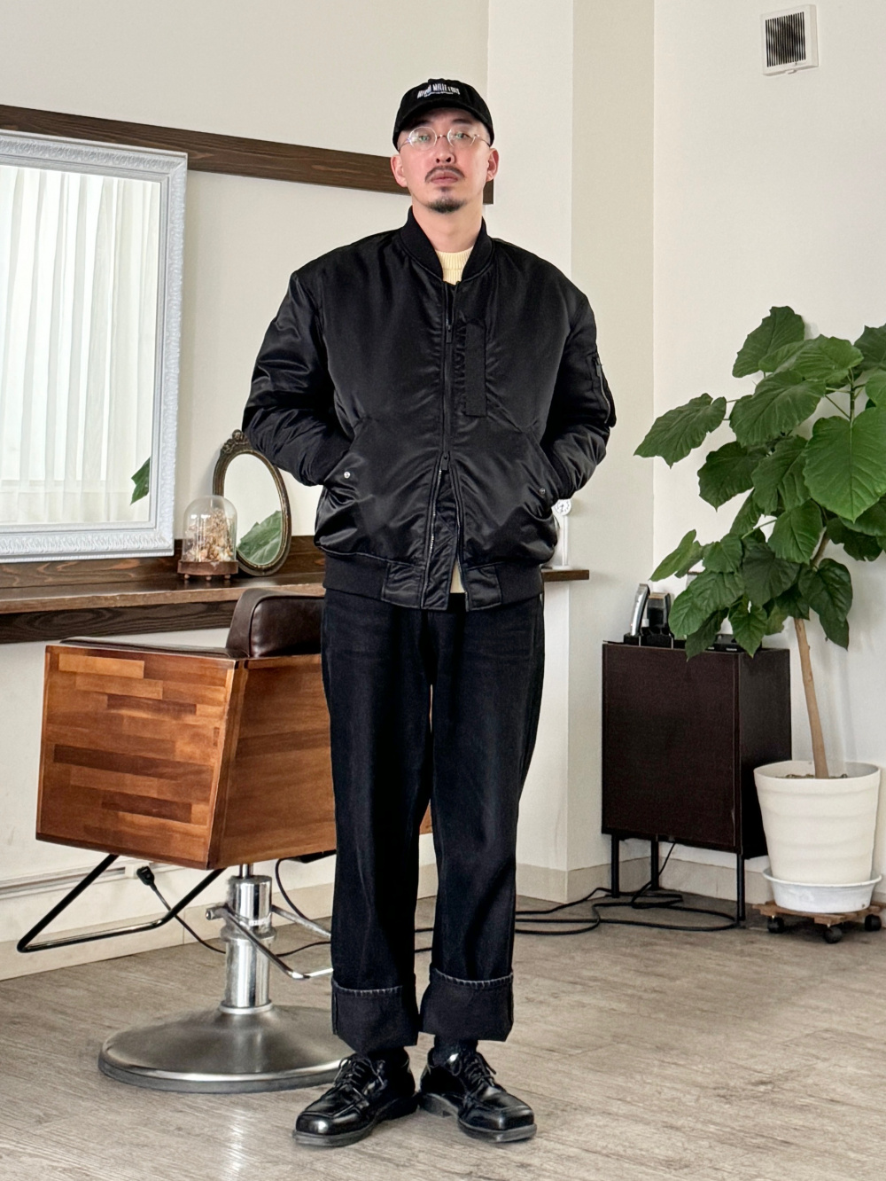 ドライカラーリブタンクトップ、デニムジャケット」の着用