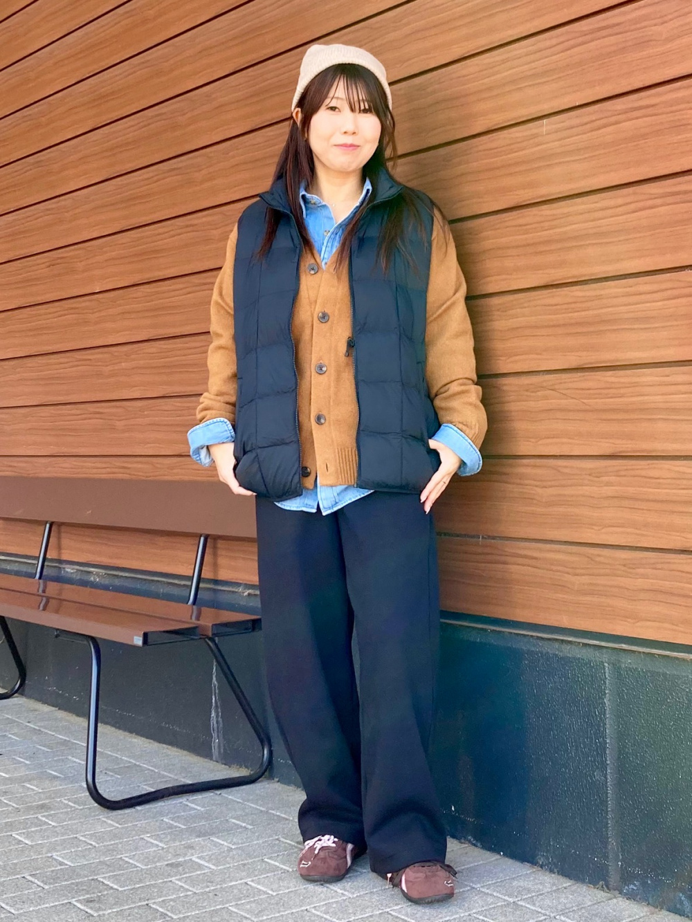 専用ぺージ スウェットワイドパンツ、ラムVネックカーディガン」の着用