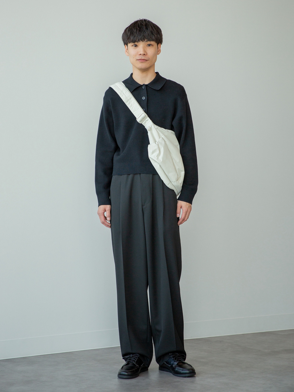 リラックスフィットジャケット、タックワイドテーパードパンツ」の着用