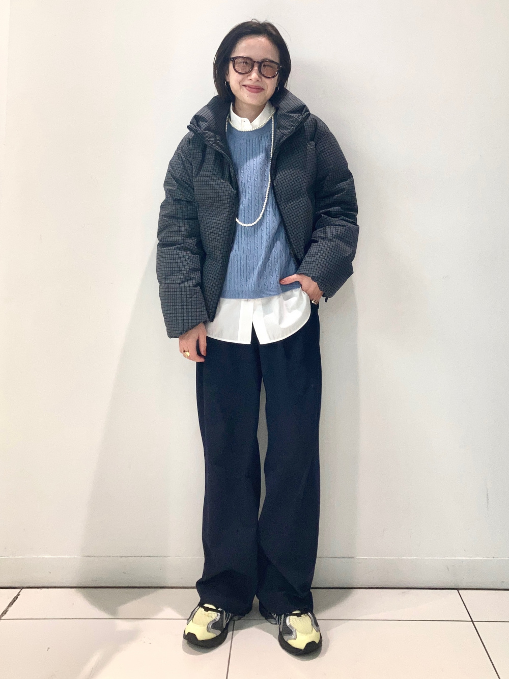 ケーブルクルーネックカーディガン、タックワイドパンツ」の着用